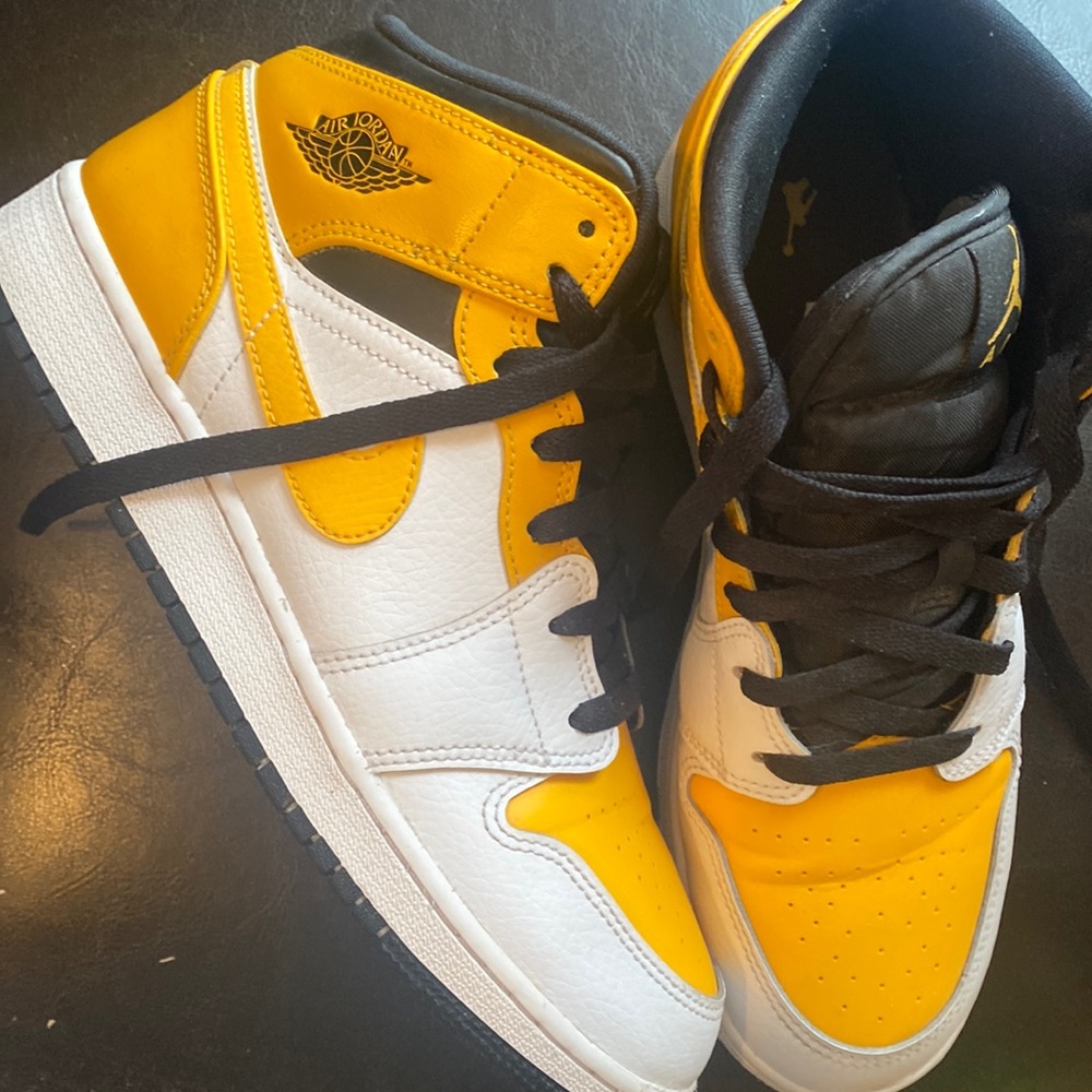 Nike air Jordan black yellow and whit. semi used good shape